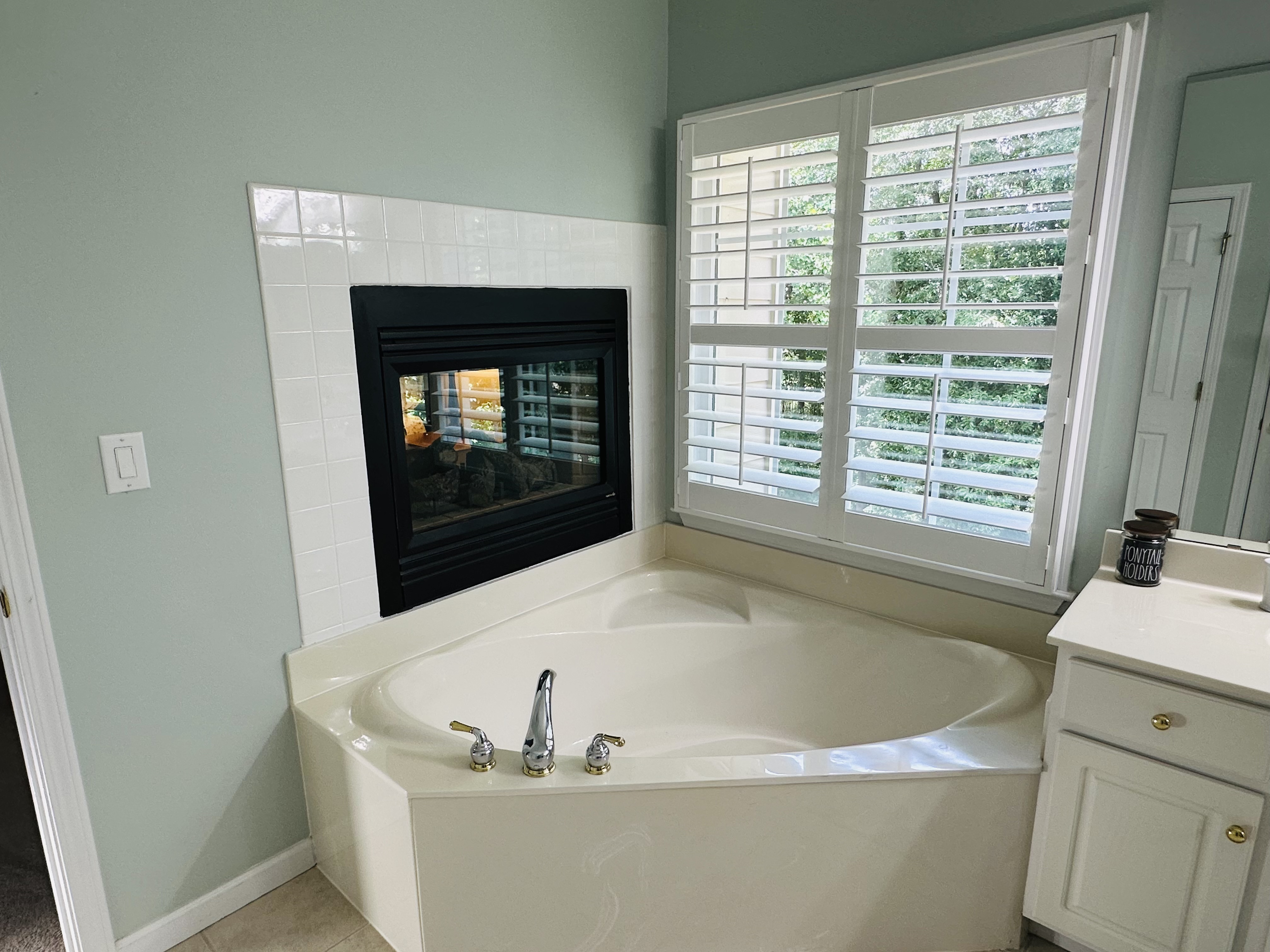Soaking Tub & Fireplace