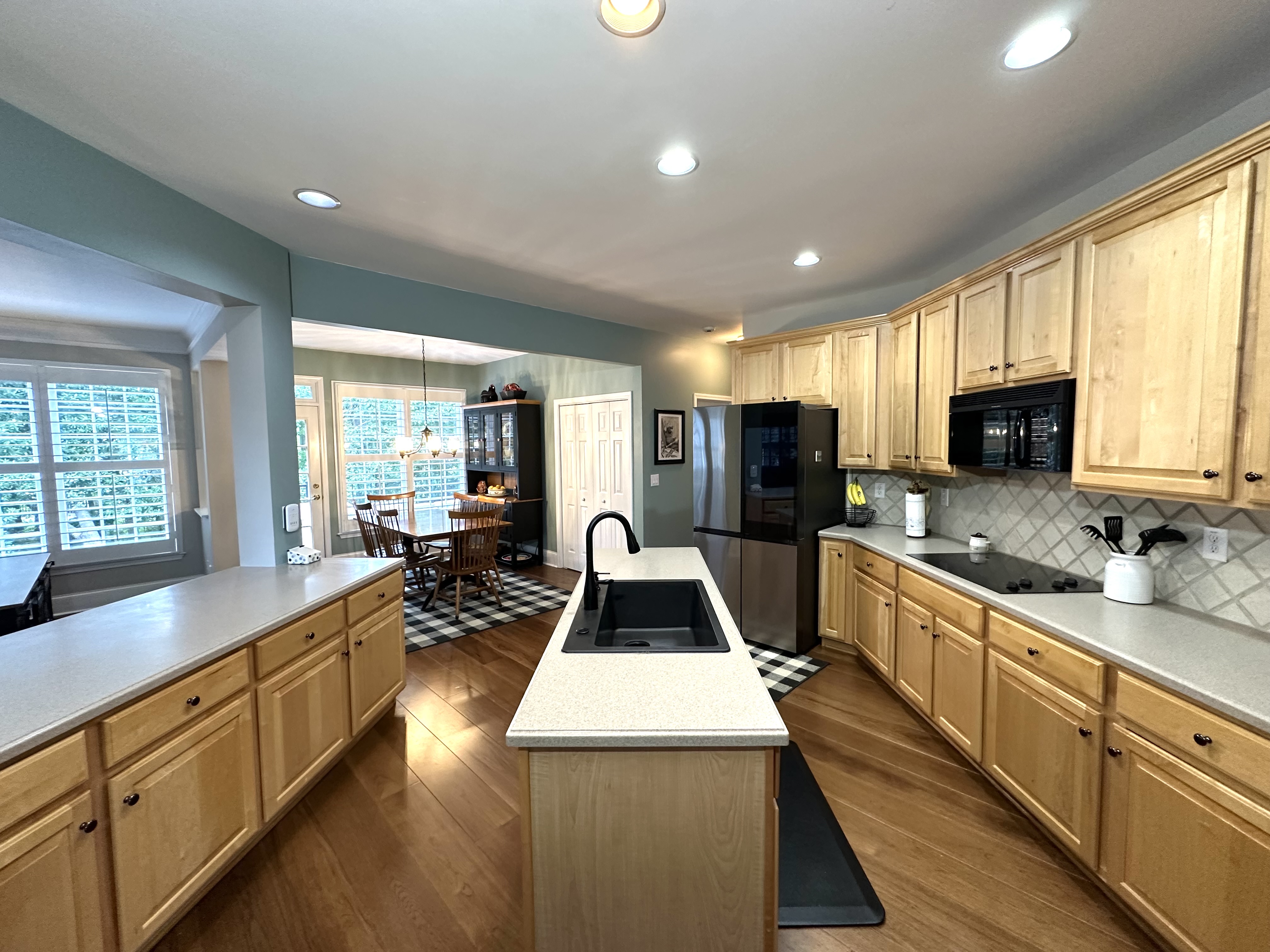 Kitchen & Breakfast Area